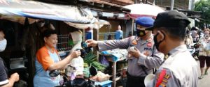 Sasar Pasar, Tim Gabungan Bagikan Masker Gratis Ke Warga