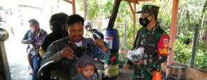 Libur Lebaran, Danramil Batang Bagikan Masker Kepada Pengunjung Wisata Pantai Sigandu