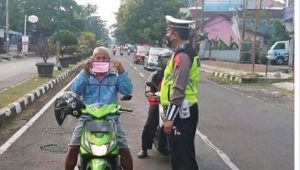 Bagikan Masker Gratis, Puluhan Anggota Polantas Disebar Di Tempat Keramaian