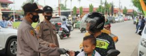 Polisi-TNI Bersama Satpol PP Gelar Ops Yustisi Dan Bagikan Masker Gratis