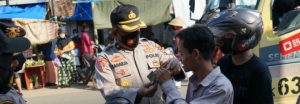 Petugas Gabungan Gelar Ops Yustisi Dan Bagikan Masker