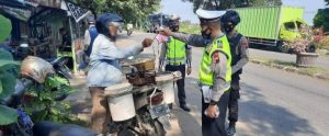 Dengan Patroli, Personil Polres Pekalongan Imbau Prokes Serta Bagikan Masker