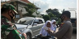 Cegah COVID-19, Petugas Gabungan Di Limpung Bagikan Masker Dan Leaflet Dalam Operasi Yustisi
