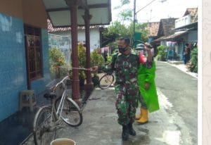 Penyemprotan Disinfektan Kembali Dilakukan Babinsa Koptu Faturohman Di Desa Binaan
