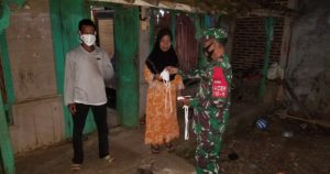 Patroli Malam Desa Binaan, Babinsa Berikan Himbauan Dan Bagikan Masker