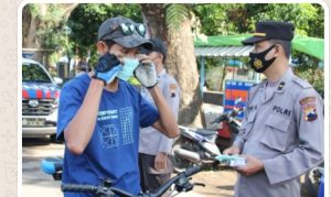 Cegah Penyebaran Covid-19, Ratusan Masker Gratis Dibagikan Personel Polres Pekalongan