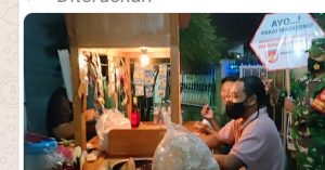 Babinsa Bagikan Masker, Minta Masyarakat Selalu Terapkan Prokes