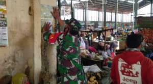 Edukasi Prokes, Babinsa Warungasem Memasang Pamflet Tempat Fasum