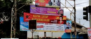 Dear Bersama Anggota DPRD Provinsi Dan Kab Tegal Pasang 185 Spanduk ” Kepak Sayap Kebhinekaan “