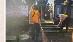HUT Bhayangkara Ke 75, Polres Pekalongan Gelar Baksos Bersihkan Tempat Ibadah