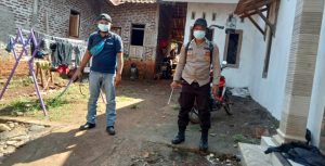 Polsek Gringsing Bersama Pemdes Sawangan Melaksanakan Penyemprotan Disinfektan