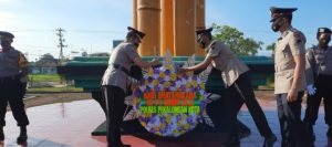 Kapolres Pekalongan Kota  Pimpin Upacara Ziarah Tabur Bunga Di TMP Prawiro Rekso Negoro