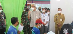 Ganjar Pranowo Kunjungi Vaksinasi Di PT Lohjinawi Batang