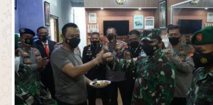 HUT Bhayangkara Ke 75, Dandim Batang Berikan Kejutan Kapolres