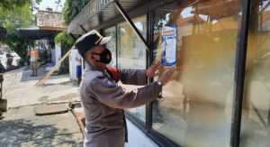 Edukasi Dan Sosialisasi PKM Darurat, Sat Binmas Pasang Pamflet Perwal