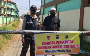 Dukung PPKM Darurat, Polsek Pekalongan Utara Melakukan Penyemprotan Disinfektan Dan Penyekatan