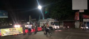 Malam Akhir Pekan, Polres Pekalongan Kota Perketat  Penyekatan PPKM Darurat Di Perbatasan Kota Pekalongan-Batang Dan Kab Pekalongan