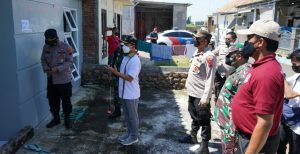 Warga Isoman Di Denasri Kulon Mendapatkan Bantuan Sembako Dari Forkopimda