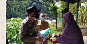 Polisi Lakukan Baksos Bagikan Sembako, Vitamin Dan Masker Ke Warga