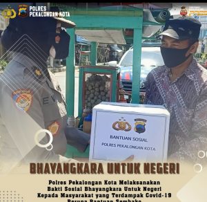 Sambut Hari Jadi Polwan Ke -73, Polwan Jajaran Polres Pekalongan Kota Bagikan Ratusan Paket Sembako Kepada Warga Terdampak Covid-19