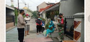 Sambil Bagikan Masker, Petugas Gabungan 3 Pilar Edukasi Warga PPKM Darurat