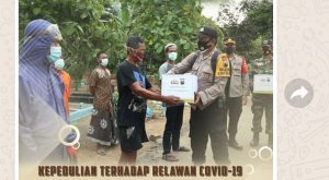 Polisi Hadir, Bagikan Paket Sembako Kepada Juru Kunci Dan Penggali Kubur