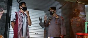 Jenderal Listyo Sigit Bagikan Sembako Pada Pedagang HIK