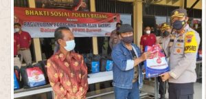 Gelar Baksos, Polres Batang Bantu Paket Sembako Pada Paguyuban Pedagang Alun-alun