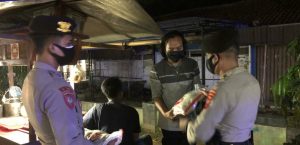 Terus Dilakukan, Malam Haripun Polres Pekalongan  Bagikan Bansos Kepada Pedagang Kaki 5
