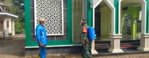Tim Satgas PPKM Reban Semprotkan Cairan Disinfektan Di Tempat Ibadah Dan Fasum