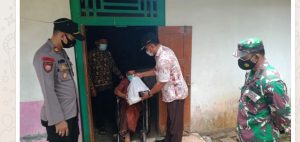 TNI-Polri Bersama Muspika Bandar Bagikan Paket Sembako