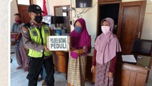 Wujud Kepedulian, Polres Batang Bagikan Paket Sembako Untuk Warga Terdampak Pandemi