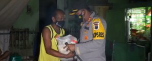 Jajaran Forkopimda Batang Bagikan Sembako Ke Warga