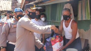 Wujud Kepedulian, Polres Pekalongan Kota Gandeng Media Salurkan Bansos Kapolri Pada Masyarakat Terdampak COVID-19