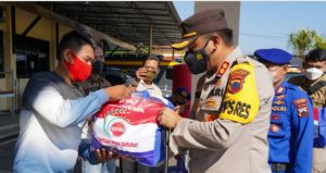 Peduli Ringankan Beban Nelayan Terdampak Pandemi, Polres Batang Salurkan Bansos Pemerintah