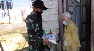 Babinsa Blado Salurkan Bantuan Masyarakat Terdampak PPKM Tepat Sasaran