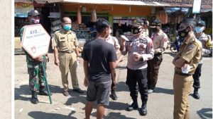 Tingkatkan Prokes, Petugas Gabungan Bagikan Masker Di Pasar Tradisional