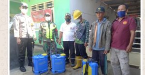 Kembali Permukiman Warga Disemprot Cairan Disinfektan Petugas PPKM
