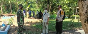 Personil Polsek Pekalongan Barat Amankan Pemakaman Pasien COVID-19 Anak Dan Ibu