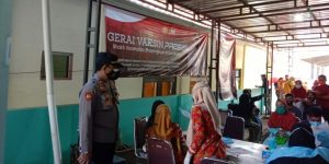Personil Polres Pekalongan Amankan Giat Vaksinasi COVID-19