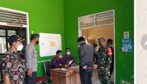 Pendampingan Penyaluran BST, Babinsa Minta Masyarakat Tetap Taati Prokes
