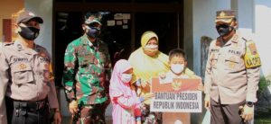 Kapolres Sukoharjo Berikan Bantuan Tabungan Pendidikan Dari Presiden Kepada Ghifari