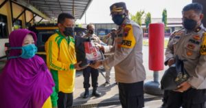 Bantu Beban Petugas Kebersihan, Polres Batang Salurkan Bansos Pemerintah