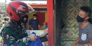 Sinergis TNI-Polri Turun Bagikan Bansos Dan Sosialisasi Prokes