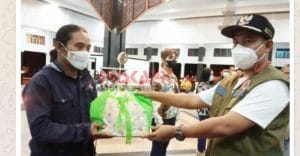 Bupati Pemalang Salurkan Sembako Ke Pekerja Seni