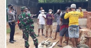 Bentuk Kepedulian, TNI-Polri Bagikan Masker Kepada Pekerja Bangunan
