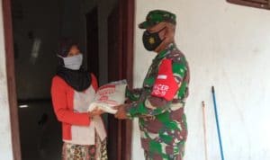 Wujud Kepedulian Babinsa Limpung Bagikan Beras Kepada Warga Terdampak PPKM Level 4