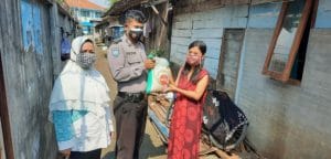 Bhabinkamtibmas Polsek Pekalongan Utara Salurkan Bansos Di Wilayah Binaan