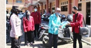 Gandeng Mahasiswa, Polres Pekalongan Bagikan Bansos Kepada Warga Terdampak COVID-19