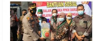 Kapolres Pekalongan Kota Bersama HMI Bagikan Beras Kepada Pedagang Kaki Lima